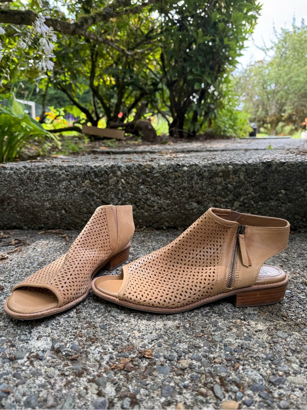 Size 11 Sofft Beige Perforated Peep-Toe Ankle Sandles - Picture 2 of 9